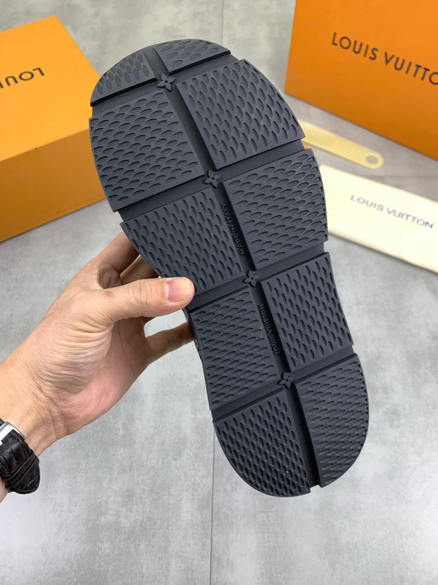 Factory price P820 💶 Top version [LOUIS VUITTON] counter series (original order) new style 🍀LV Louis Vuitton - top version LV classic high-top trendy shoes! Made of imported original craft calfskin, original breathable lining, and original wear-resistant, lightweight, high-end TPU outsole! High quality products! 3️⃣ colors available, size: men’s 39-44 (38 45 customized)